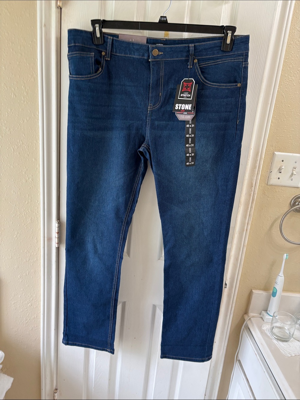 Mens Relaxed Fit Jeans in Dark Blue. NWT